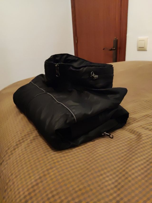 Sudadera negra gorro oculto en cuello