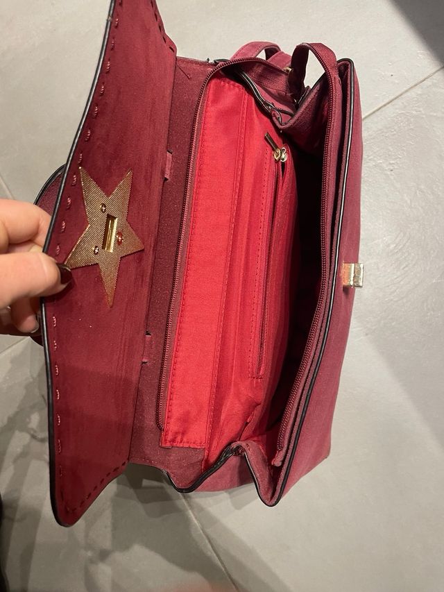 Bolso color burdeos