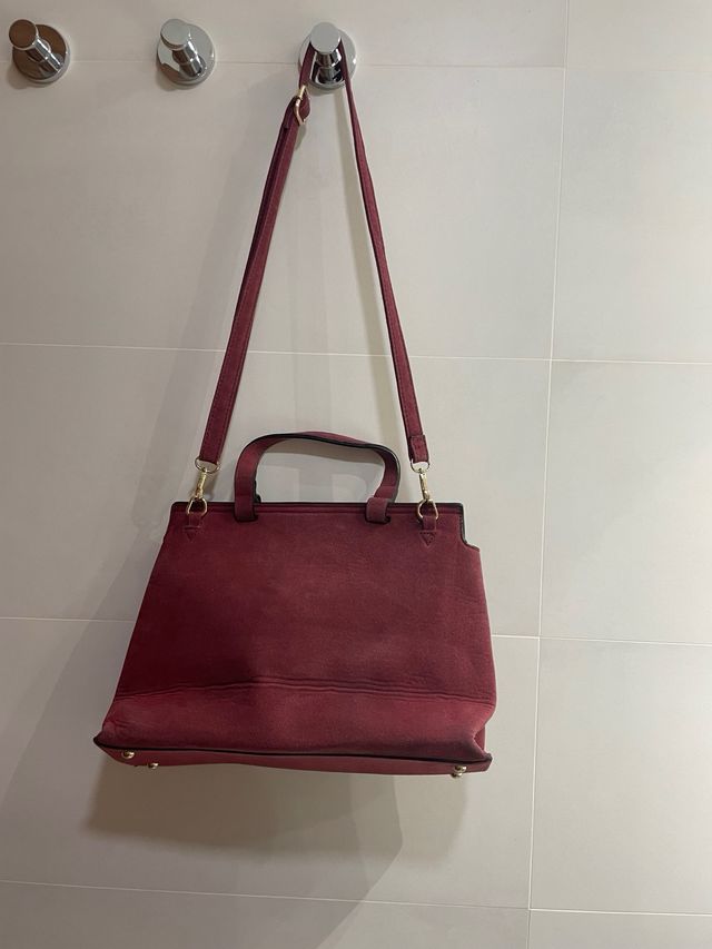 Bolso color burdeos