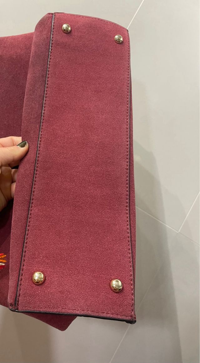 Bolso color burdeos