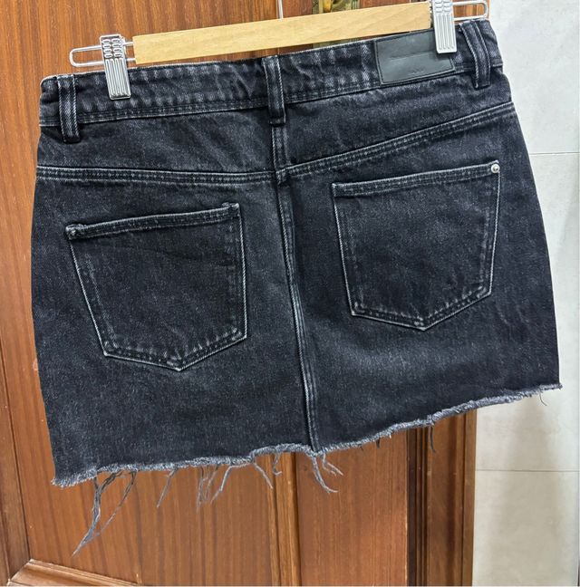 Minifalda vaquera negra de Zara
