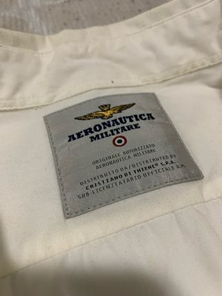 camisa blanca de Aeronautica Militare