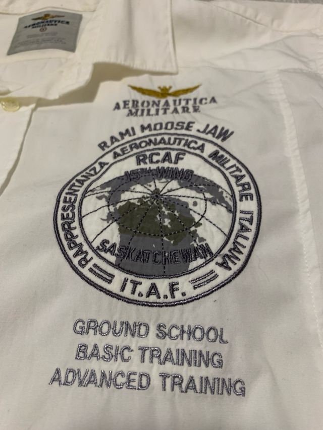 camisa blanca de Aeronautica Militare