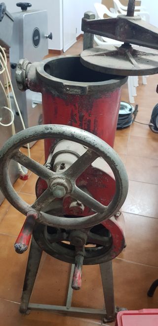 EMBUTIDORA ANTIGUA Y PICADORA DE CARNE