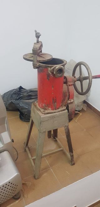 EMBUTIDORA ANTIGUA Y PICADORA DE CARNE