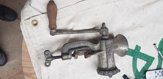 EMBUTIDORA ANTIGUA Y PICADORA DE CARNE