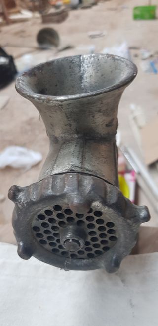 EMBUTIDORA ANTIGUA Y PICADORA DE CARNE