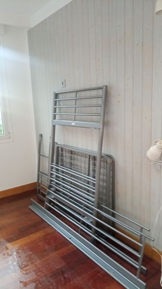 Cama litera svarta, metal.