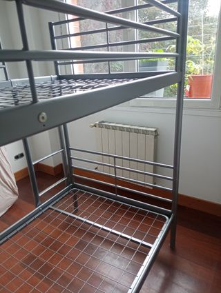 Cama litera svarta, metal.