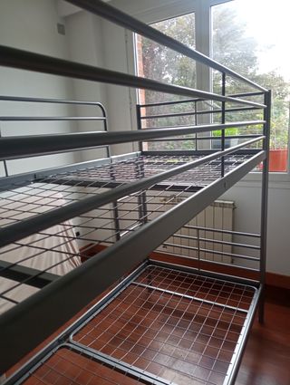 Cama litera svarta, metal.