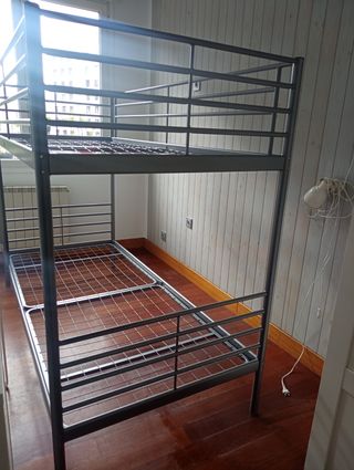 Cama litera svarta, metal.