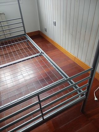 Cama litera svarta, metal.