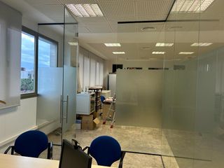 Cerramiento de vidrio en oficina