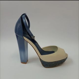 Zapato de tacón azul y crema