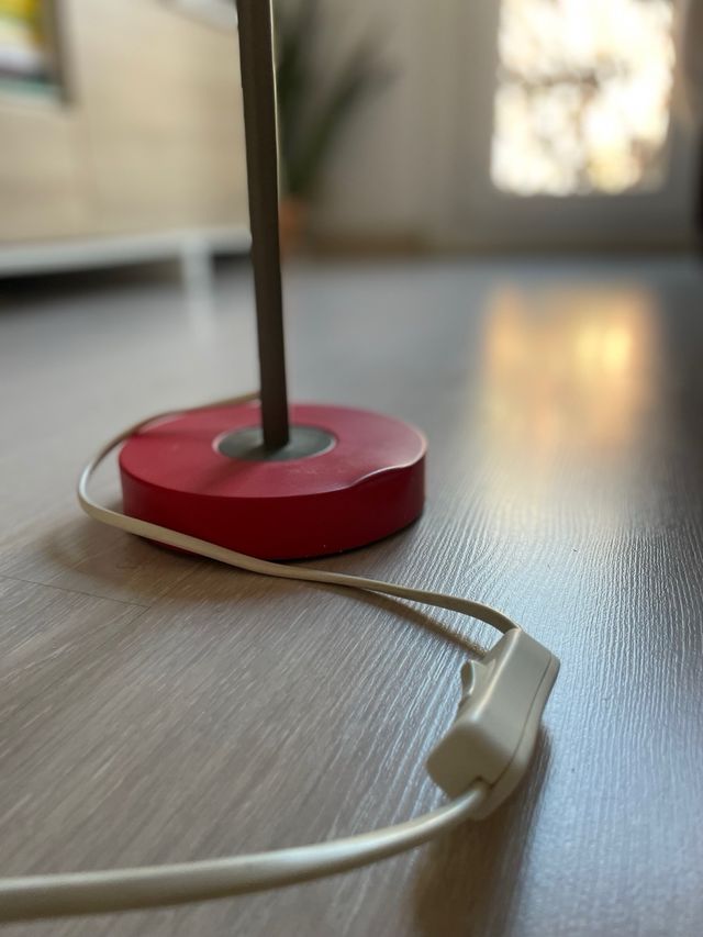 Lampara de mesa roja