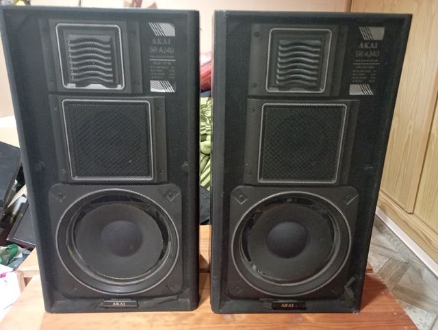 Pareja de altavoces. 20 euros los dos.
