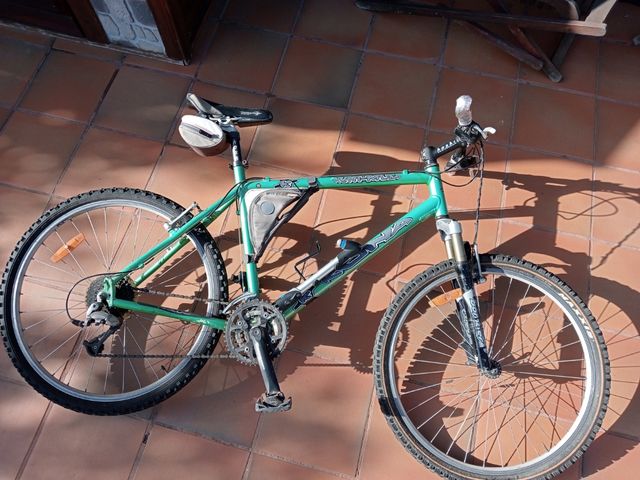 Bicicleta Kona verde reparar