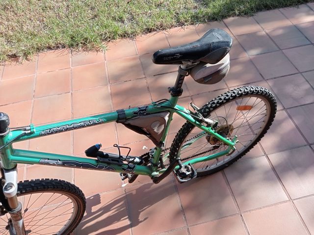 Bicicleta Kona verde reparar