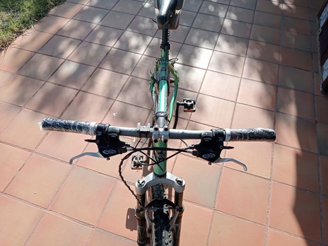 Bicicleta Kona verde reparar