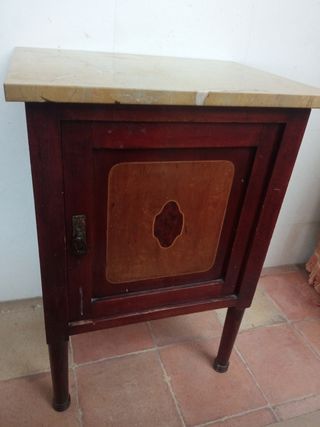 Mesita de noche antigua