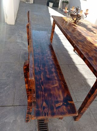 Mesa de madera con bancadas