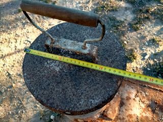 Antigua estufa de leña carbón con horno