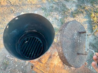 Antigua estufa de leña carbón con horno