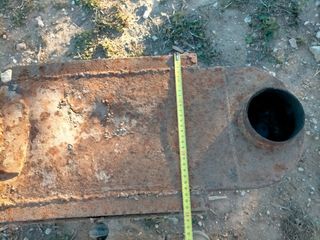 Antigua estufa de leña carbón con horno