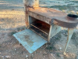 Antigua estufa de leña carbón con horno