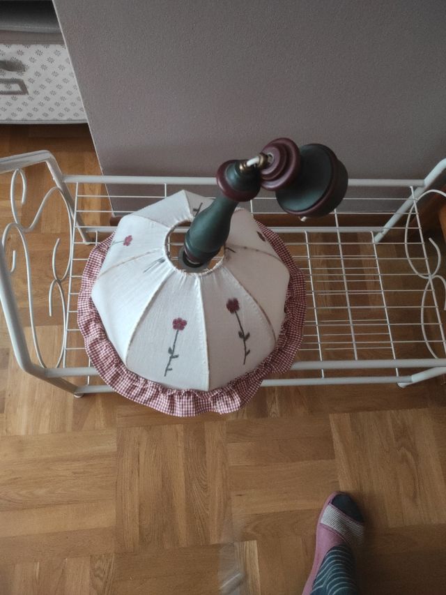 Lampada da soffitto per bambini. Tessuto con fiori