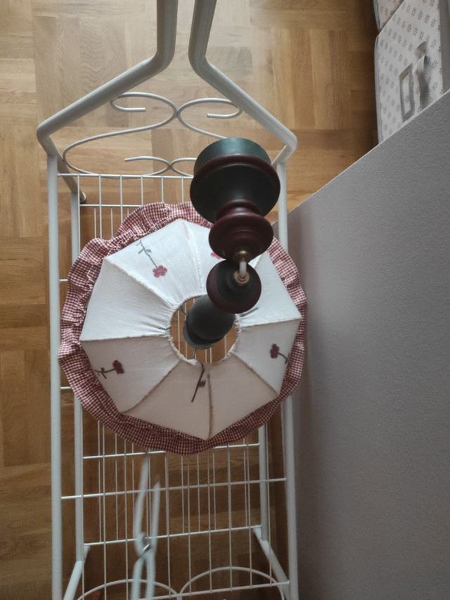 Lampada da soffitto per bambini. Tessuto con fiori