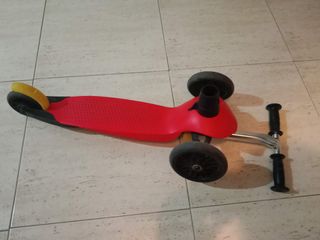 Patinete Oxelo rojo de 3 ruedas.