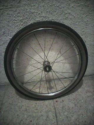Rueda clásica delantera y manillar. 