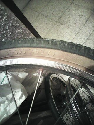 Rueda clásica delantera y manillar. 
