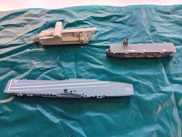 La portaerei Mimic Triang guida le navi