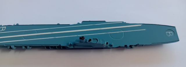 La portaerei Mimic Triang guida le navi