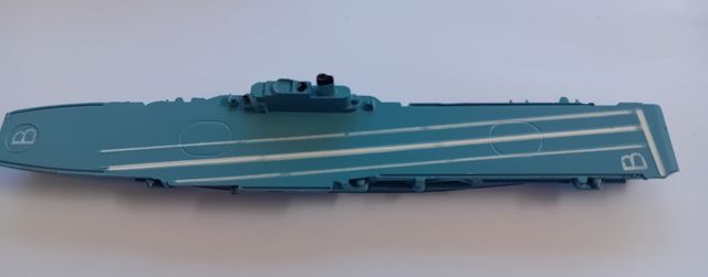 La portaerei Mimic Triang guida le navi