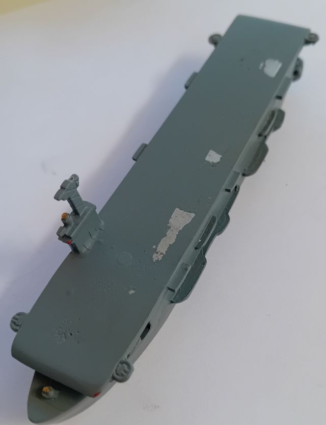 La portaerei Mimic Triang guida le navi