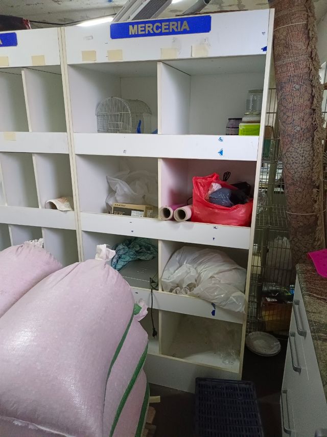 Estanterias madera blancas para empresas