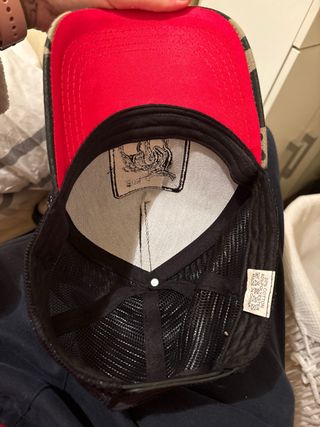 gorra color militar con foto de toro