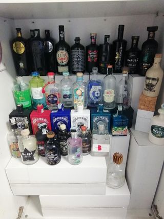 BOTTIGLIE VUOTE DI GIN DI TANTI TIPI DIVERSI