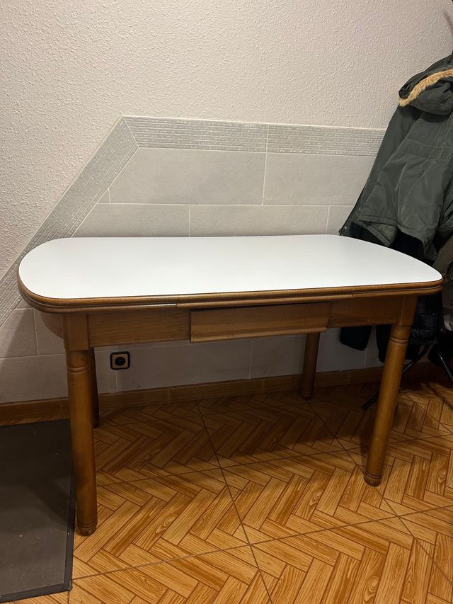 Mesa extensible con cajón central