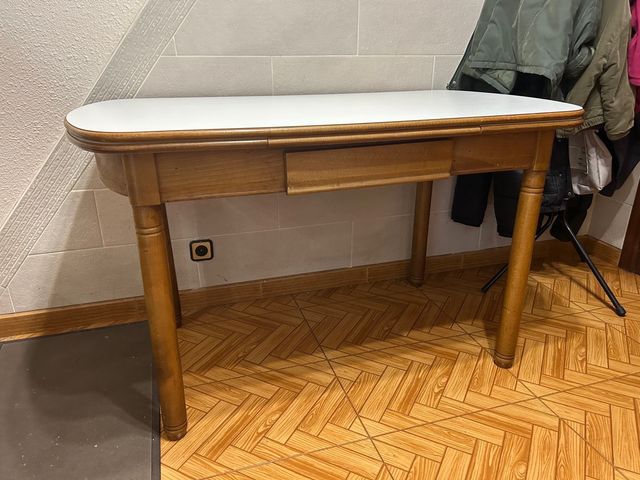 Mesa extensible con cajón central