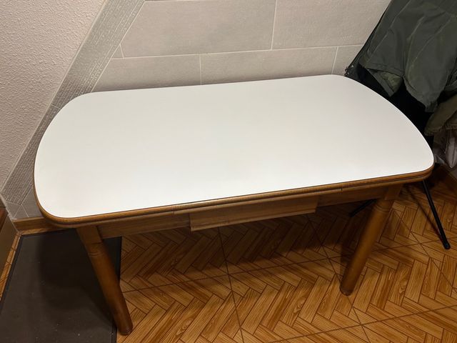 Mesa extensible con cajón central