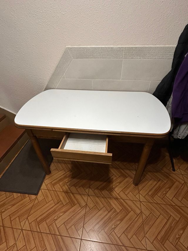 Mesa extensible con cajón central