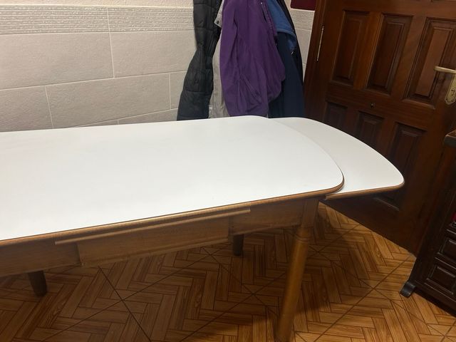 Mesa extensible con cajón central