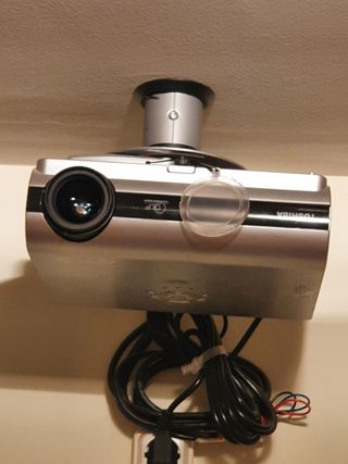Proyector Toxhiba, pantalla de 150 y soporte