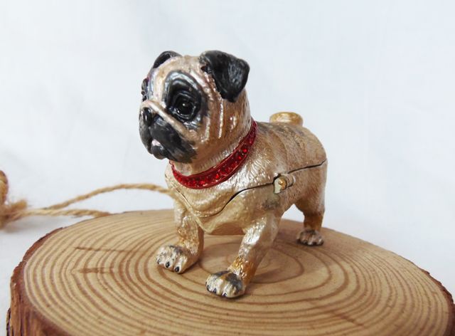 cajita metalica y esmalte perro