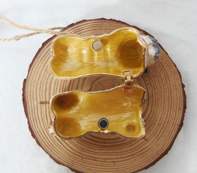 cajita metalica y esmalte perro