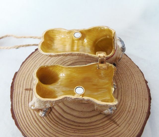 cajita metalica y esmalte perro